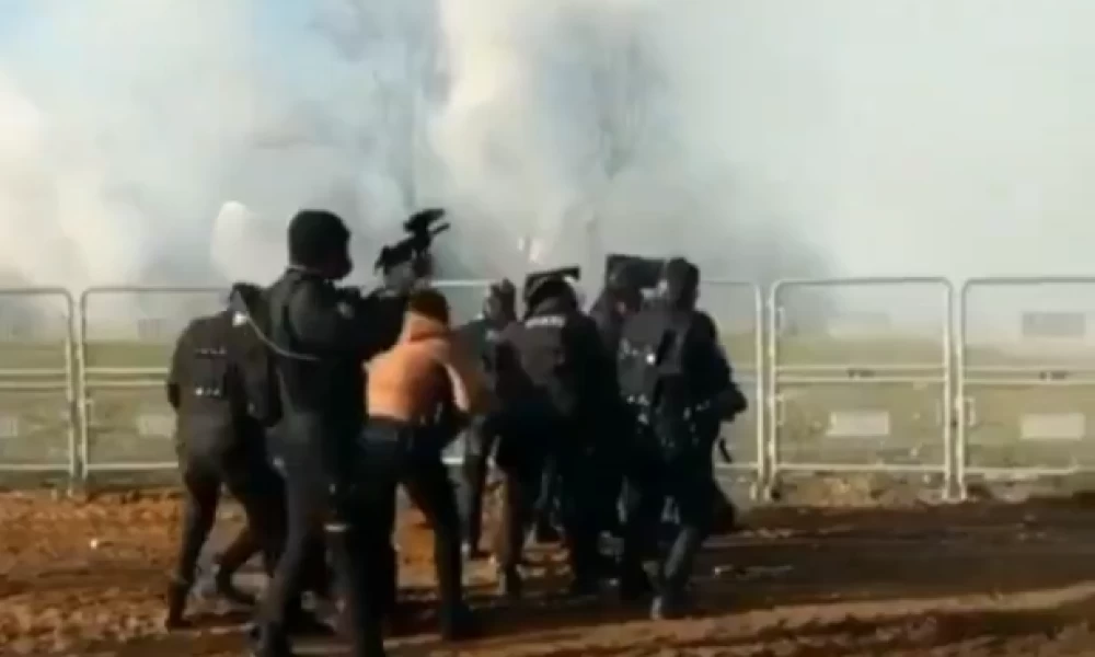 Πολεμικές εικόνες: Τούρκοι ρίχνουν χημικά κατά των Ελληνικών Δυνάμεων στον Έβρο - Βάζουν φωτιές για να λιώσουν τον φράχτη - Βίντεο